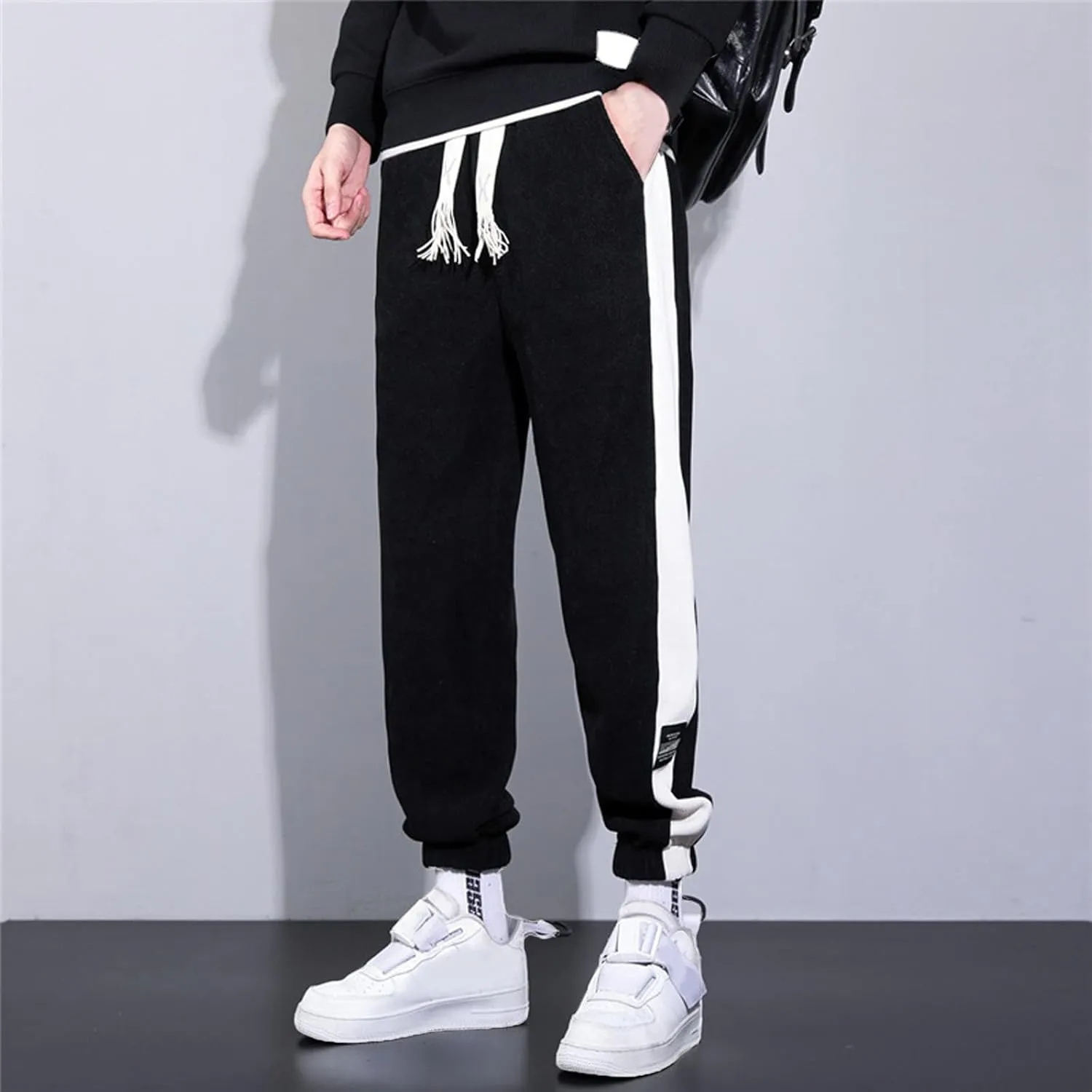 Mens Workout Cargo Sweatpants Casual Pants Slim fit with Zipper Pockets Men's Fleece Lined Pants Water Resistant Warm